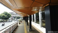Bangunan baru halte TransJakarta itu tampak terlihat futuristik dan nyaman bagi warga yang akan menunggu bus TransJ di halte tersebut.