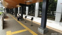 Diketahui, halte TransJakarta tersebut dibangun berdekatan dengan gerbang Kompleks DPR dan agak menjorok ke sisi kiri jalan sehingga tidak memakan badan jalan.  