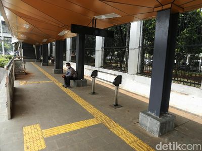 Wajah Baru Halte TransJakarta di Stasiun Palmerah