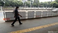 Halte dirancang dengan jenis high deck sehingga hanya bisa digunakan oleh penumpang bus transjakarta. Penataan halte bus TransJakarta ini pun dilakukan untuk menghindari kemacetan yang kerap terjadi di Stasiun Palmerah, Jakarta.