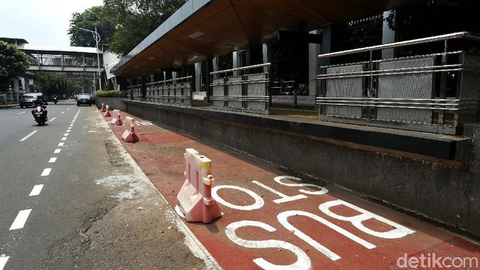 Wajah Baru Halte TransJakarta di Stasiun Palmerah Penataan halte bus TransJakarta di Stasiun Palmerah telah terlihat bentuknya. Dengan penataan ini diharapkan KRL bisa terintegrasi dengan transportasi lainnya.