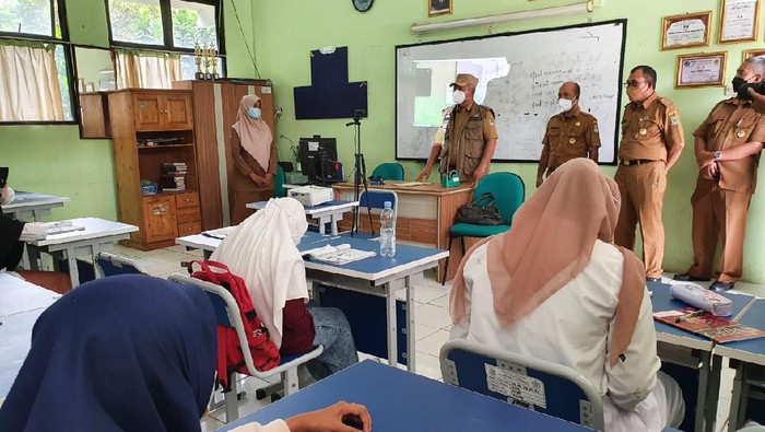 Walkot Bekasi tinjau pelaksanaan sekolah tatap muka di SMPN 2 (Foto: Isal/detikcom)
