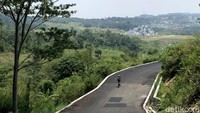 Jalurnya masih mulus. Diaspal halus atau dibeton kuat. Tingkat kemiringan juga pendek dengan gradient maksimal sekitar 12 persen. Grade maksimal itu hanya di satu titik saja dengan jarak kurang dari 100 meter.