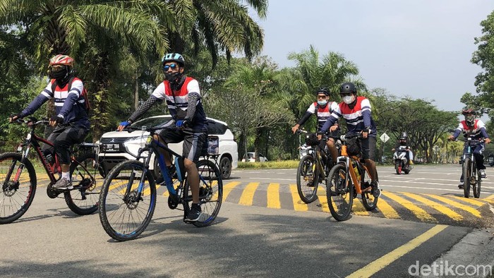 Pesepeda melintasi rute menuju Leuwi Pangaduan, Sentul, akhir pekan lalu. Rute yang tidak terlalu panjang dengan pemandangan lembah sangat cocok untuk berlatih climbing bagi pemula.