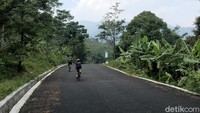 Rute Leuwi Pangaduan membentang dari bundaran Sentul Nirwana hingga ke area parkir wisata tracking Luwi Pangaduan. Jaraknya kurang dari 2 km dengan pemandangan lembah Sentul di sisi kanan dan bukit hijau di sisi kiri.