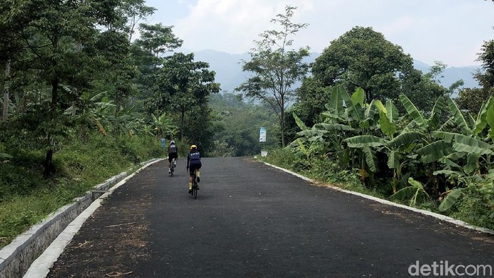 Yuks Cobain Rute Pendek yang Cukup Perih ke Leuwi Pangaduan Sentul Pesepeda melintasi rute menuju Leuwi Pangaduan, Sentul, akhir pekan lalu. Rute yang tidak terlalu panjang dengan pemandangan lembah sangat cocok untuk berlatih climbing bagi pemula.