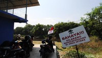 Menurut pengakuan operator Intake, tahun ini sudah dua kali pencemaran terjadi sehingga mengganggu proses pengambilan air menuju rumah pengolahan air PDAM yang terletak di Semanggi tidak jauh dari tempat Intake tersebut.