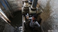Petugas operator Intake Perusahaan Umum Daerah AIr Minum (PDAM) Toya Wening memperlihatkan botol plastik berisi air yang sudah tercemar limbah pembuatan ciu di kawasan Intake, Dusun Tempel, Kadokan, Sukoharjo, Jawa Tengah, Selasa (7/9/2021).