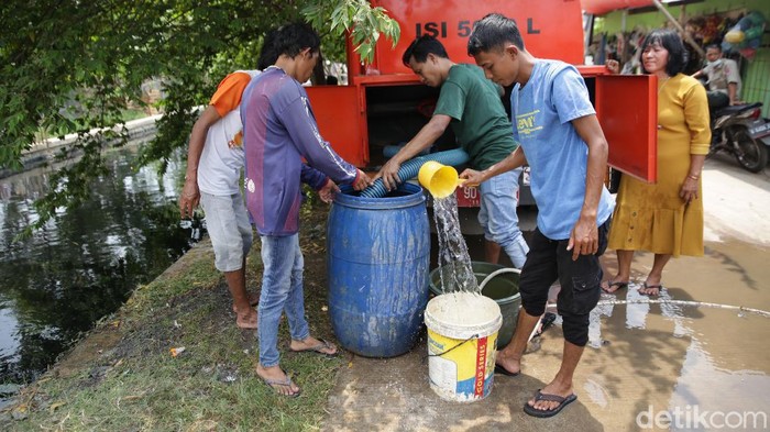 Air Bersih untuk Warga Terdampak Limbah Industri di Bekasi BPBD Kabupaten Bekasi membagikan air bersih untuk warga di bantaran Kali Cilemahabang, Bekasi, yang terdampak limbah industri.