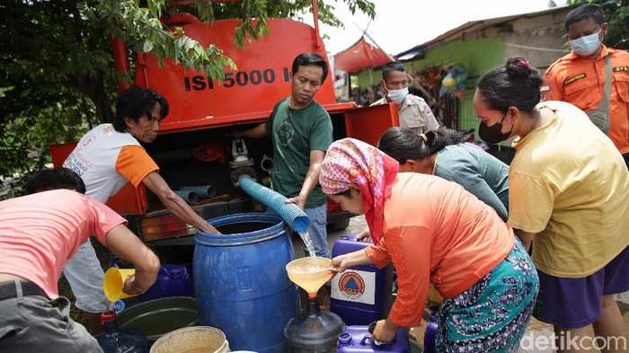 BPBD Kabupaten Bekasi membagikan air bersih untuk warga di bantaran Kali Cilemahabang, Bekasi, yang terdampak limbah industri.
