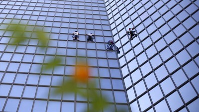 Aksi Spiderman Panjat Gedung Pencakar Langit di Paris