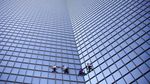 Aksi Spiderman Panjat Gedung Pencakar Langit di Paris