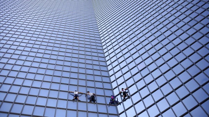 Aksi 'Spiderman' Panjat Gedung Pencakar Langit di Paris French climber Alain Robert, second right, known as Spiderman, and climbers Marcin Banot, from Poland, France's Alexis Landot and Leo Urban, climb the 187-meters (613-foot) TotalEnergies tower in La Defense business district outside Paris, Tuesday, Sept.7, 2021. (AP Photo/Rafael Yaghobzadeh)