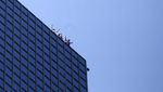 Aksi Spiderman Panjat Gedung Pencakar Langit di Paris