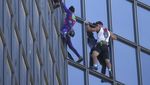 Aksi Spiderman Panjat Gedung Pencakar Langit di Paris