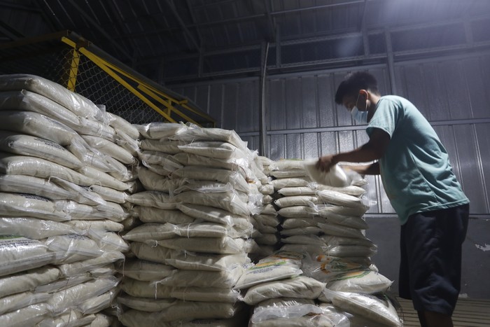 Aktivitas Warga di Gudang Beras