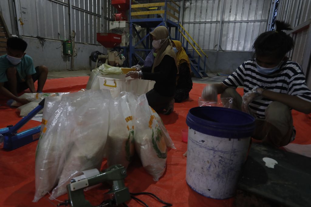 Aktivitas Warga di Gudang Beras