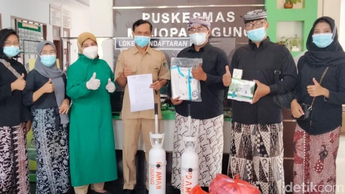 Pengurus Daerah (PD) Aliansi Masyarakat Adat Nusantara (AMAN) Osing Banyuwangi menyumbangkan alat kesehatan. Itu untuk menunjang penanganan COVID-19.