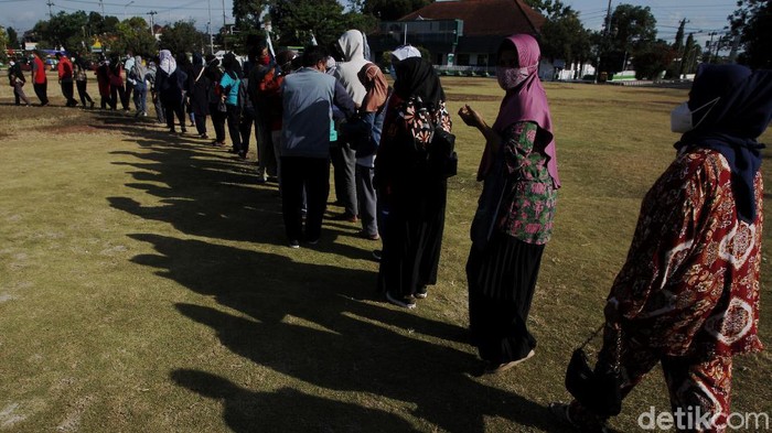 Demi mendukung percepatan herd immunity, Pemkab Bantul menggelar vaksinasi serentak yang diikuti ratusan warga.