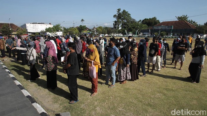 Antusiasme Vaksinasi Serentak di Bantul Demi mendukung percepatan herd immunity, Pemkab Bantul menggelar vaksinasi serentak yang diikuti ratusan warga.