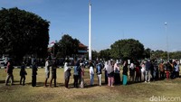 Ratusan warga mengantre untuk vaksinasi COVID-19 di lapangan Alun-alun Paseban, Bantul, Yogyakarta, Selasa (7/9/2021).