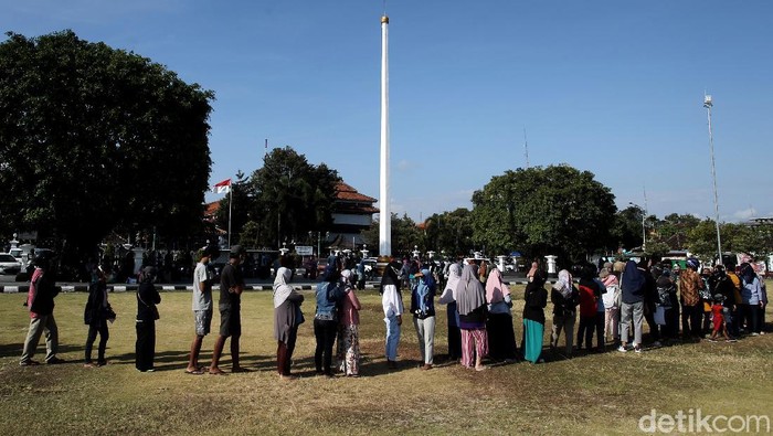 Antusiasme Vaksinasi Serentak di Bantul Demi mendukung percepatan herd immunity, Pemkab Bantul menggelar vaksinasi serentak yang diikuti ratusan warga.