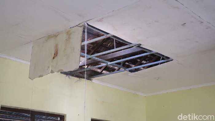 Atap ruangan SDN 1 Garung Lor Kecamatan Kaliwungu, Kabupaten Kudus ambrol, Selasa (7/9/2021).