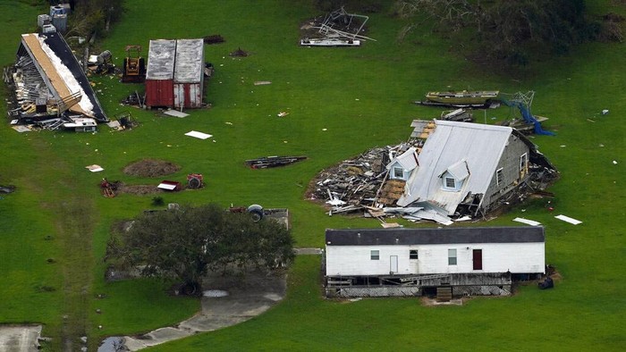 Badai Ida telah memporak-porandakan sejumlah wilayah di Amerika Serikat. Mulai dari rumah hingga kendaraan rusak berat akibat amukan badai. Begini penampakannya.