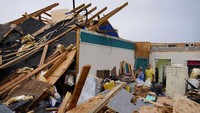 Warga di Lockport hanya bisa memandangi rumahnya yang hancur usai dterjang Badai Ida. AP Photo/John Locher.