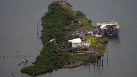 Beberapa bangunan di sebuah pulau di Plaquemines Parish, Louisiana, rusak parah usai diterjang Badai Ida. AP Photo/Matt Slocum.