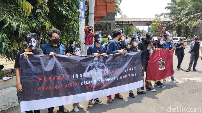BEM Fakultas Hukum Universitas Brawijaya (UB) turun ke jalan. Mereka demo dalam peringatan 17 tahun kematian aktivis HAM Munir Said Thalib.