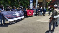 Menurut Abdullah, dari beberapa fakta persidangan terungkap keterlibatan inteljen negara, dalam merencanakan pembunuhan Munir. Dengan belum ditetapkannya, lanjut Abdullah, kasus pembunuhan Munir sebagai pelanggaran HAM berat. Maka, dapat menghalangi upaya pencarian keadilan dan pengungkapan fakta yang sebenar-benarnya.