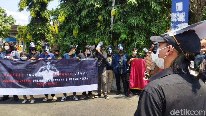 BEM UG Gelar Aksi 17 Tahun Kematian Munir Badan Eksekutif Mahasiswa (BEM) Fakultas Hukum Universitas Brawijaya (UB) turun jalan. Sebagai peringatan 17 tahun kematian aktivis HAM Munir Said Thalib.