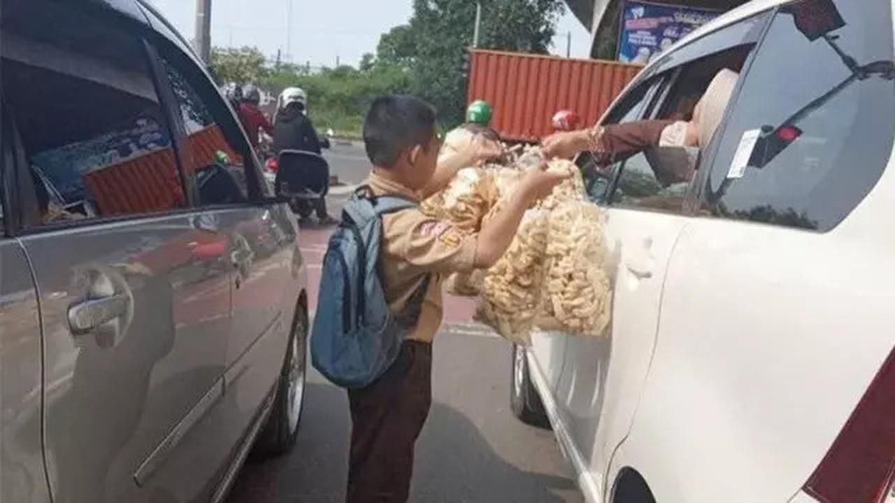 5 Bocah Ini Sekolah sambil Jualan Makanan untuk Hidupi Keluarga