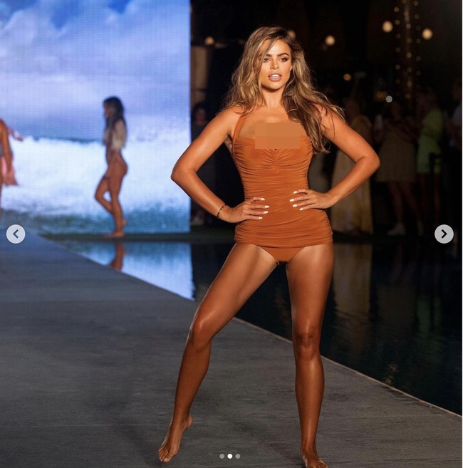 Brooks Nader mengaku berkali-kali mendapat penolakan saat mengikuti casting untuk menjadi model. Wanita berambut pirang dengan tinggi 172 cm itu kerap ditolak karena dianggap terlalu curvy dan memiliki dada berisi. Tubuhnya itu dianggap kurang cocok untuk pemotretan atau catwalk high fashion. Foto: Dok. Instagram @ brooksnader