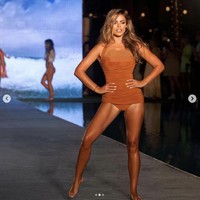 Brooks Nader mengaku berkali-kali mendapat penolakan saat mengikuti casting untuk menjadi model. Wanita berambut pirang dengan tinggi 172 cm itu kerap ditolak karena dianggap terlalu curvy dan memiliki dada berisi. Tubuhnya itu dianggap kurang cocok untuk pemotretan atau catwalk high fashion. Foto: Dok. Instagram @ brooksnader