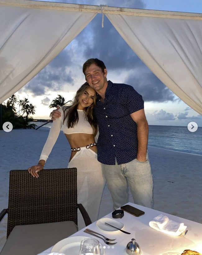 Brooks Nader diketahui sudah menikah dengan pujaan hatinya, yang bekerja sebagai advertiser William Haire. Pernikahan Brooks dan William berlangsung di New Orleans, Louisiana, Amerika Serikat pada Desember 2019. Foto: Dok. Instagram @ brooksnader