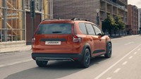 Ini tampilan belakang dari Dacia Jogger, bemper belakang juga terlihat kokoh.Foto: Dacia