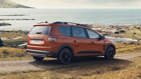 Secara dimensi mobil ini memiliki panjang 4.547 mm, lebar 1.784 mm, tinggi 1.632 mm, dan ground clearance 200 mm. Ini membuat ukurannya lebih besar dari Renault Triber yang sudah dijual di Indonesia. Foto: Dacia