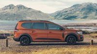 Sedangkan di balik bonetnya, Dacia Jogger dibekali mesin tiga silinder turbo TCe 110 berkapasitas 1.000 cc yang bisa memuntahkan tenaga 110 hp dan torsi maksial 200 Nm di 2.900 rpm. Dacia juga menawawrkan opsi dual fuel LPG-bensin. Selain itu opsi mesin hybrid juga akan dilepas pada tahun 2023. Foto: Dacia