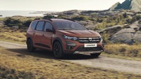 Dacia Jogger punya tampilan khas ala-ala SUV. Apalagi melihat model tampangnya, sedikit mengingatkan dengan Renault Duster. Kesan SUV terpancar dari penggunaan roof rack, over fender. Foto: Dacia