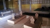 Ada 15 makam yang khusus berada di dalam bangunan di antara ratusan makam yang ada di sekelilingnya.