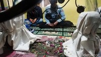 Tampak pusara makam Mbah Gabug terlihat kecil di banding makam pada umumnya.