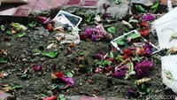 Sejumlah foto tampak diletakkan di atas pusara makam Mbah Gabug.