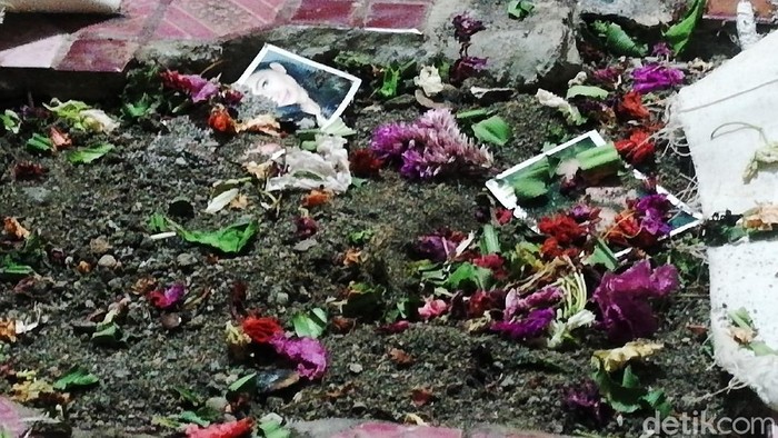 Makam Keramat Marongge yang berlokasi di Kampung Marongge, Desa Marongge, Kecamatan Tomo, Kabupaten Sumedang terkenal dengan ajian asihannya atau peletnya. Pada Jumat Kliwon, para peziarah yang datang bisa sampai berjumlah 500 orang yang mengadukan nasib di hadapan pusaran makam keramat empat perempuan yang konon asal Mataram, yakni mbah Gabug, mbah Naibah, mbah Naidah dan mbah Setayu.