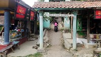 Makam Keramat Marongge yang berlokasi di Kampung Marongge, Desa Marongge, Kecamatan Tomo, Kabupaten Sumedang terkenal dengan ajian asihannya atau peletnya. Pada Jumat Kliwon, para peziarah yang datang bisa sampai berjumlah 500 orang yang mengadukan nasib di hadapan pusara makam keramat empat perempuan yang konon asal Mataram, yakni mbah Gabug, mbah Naibah, mbah Naidah dan mbah Setayu.