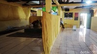 Makam keramat mbah Gabug dipisahkan oleh kain kuning memanjang dengan tiga makam keramat lainnya.