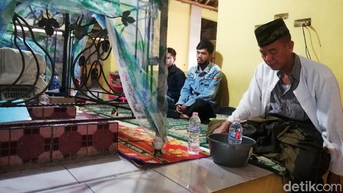 Daya Tarik Pelet Marongge di Tengah Era Digitalisasi Makam Keramat Marongge yang berlokasi di Kampung Marongge, Desa Marongge, Kecamatan Tomo, Kabupaten Sumedang terkenal dengan ajian asihannya atau peletnya. Pada Jumat Kliwon, para peziarah yang datang bisa sampai berjumlah 500 orang yang mengadukan nasib di hadapan pusaran makam keramat empat perempuan yang konon asal Mataram, yakni mbah Gabug, mbah Naibah, mbah Naidah dan mbah Setayu.