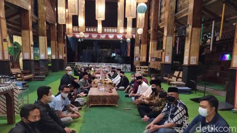 Doa bersama para pengelola Daya Tarik Wisata Kabupaten Magelang di Wisata Kelinci Desa Bahasa Borobudur. Doa bersama para pengelola Daya Tarik Wisata Kabupaten Magelang di Wisata Kelinci Desa Bahasa Borobudur.