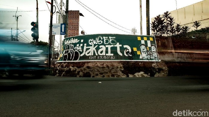 Duh, Mural Jakarta Kolaborasi Jadi Sasaran Vandalisme Mural Jakarta Kota Kolaborasi di Lebak Bulus, Jakarta Selatan, menjadi korban vandalisme. Aksi ini merusak estetika mural.